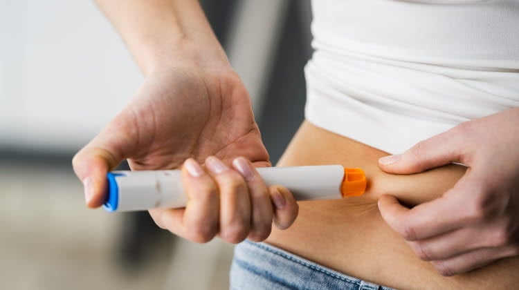 Medicament Self Injection In Belly Using Syringe With Drug

Kvinna som ger sig själv en injektion i magen med en injektionspenna