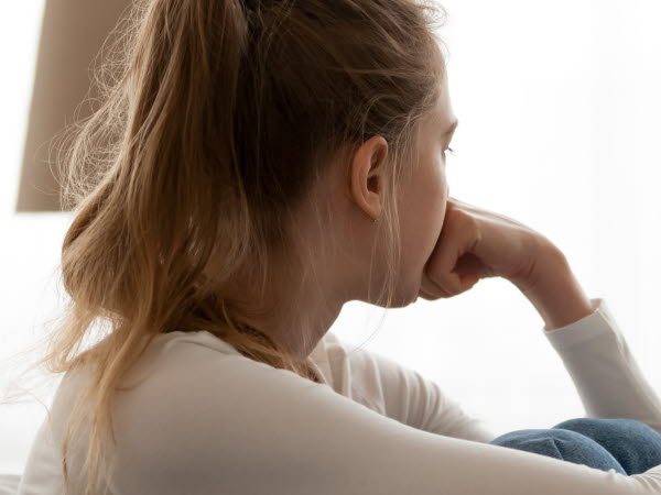 Girl sit on couch looking in distance out the window feels frustrated. Break up with boyfriend, personal life problems, unwilling pregnancy concept. Horizontal photo banner for website header design

Ung flicka/tonåring sitter i en soffa och tittar frustrerat ut genom fönstret.