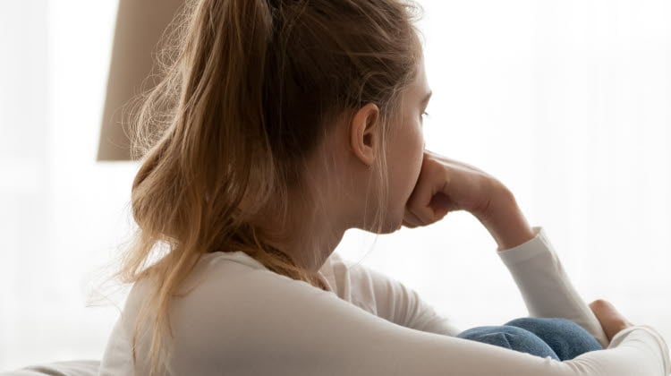 Girl sit on couch looking in distance out the window feels frustrated. Break up with boyfriend, personal life problems, unwilling pregnancy concept. Horizontal photo banner for website header design

Ung flicka/tonåring sitter i en soffa och tittar frustrerat ut genom fönstret.