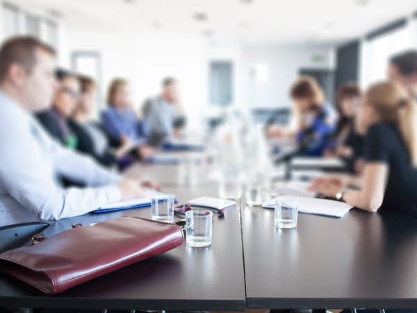 Människor som sitter på möte i ett mötesrum/konferensrum